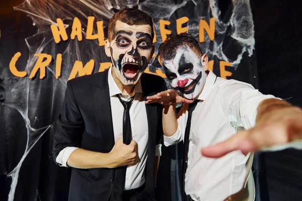 Amigos Está Festa Halloween Temática Maquiagem Assustadora Fantasias Gritando Para — Fotografia de Stock