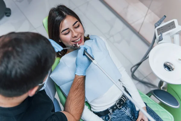 Fröhliche Frauen Haben Besuch Der Zahnarztpraxis Konzeption Der Stomatologie — Stockfoto