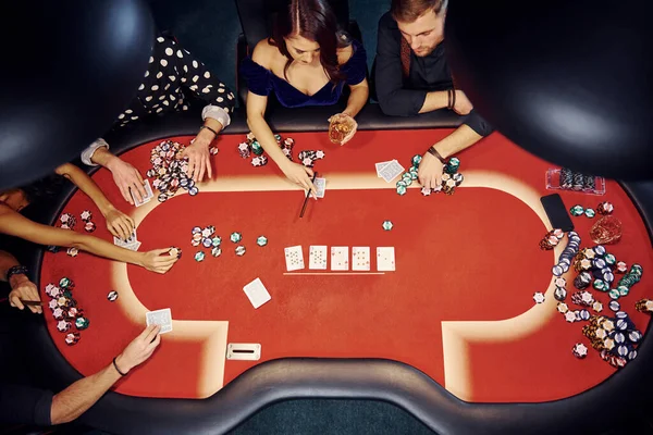 Ovanifrån Eleganta Ungdomar Som Spelar Poker Kasino — Stockfoto