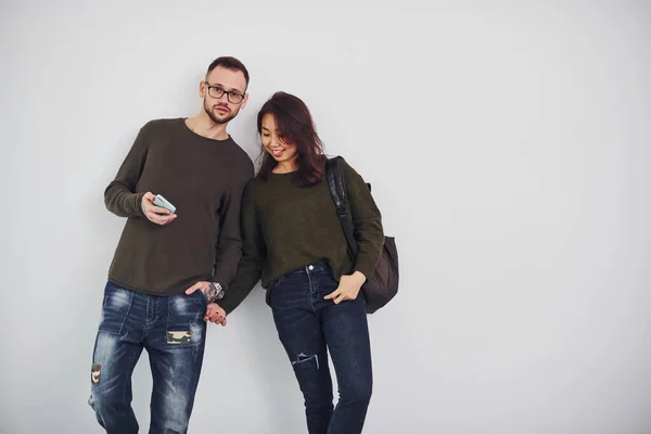 Alegre Pareja Multiétnica Con Mochila Teléfono Pie Juntos Interior Del —  Fotos de Stock