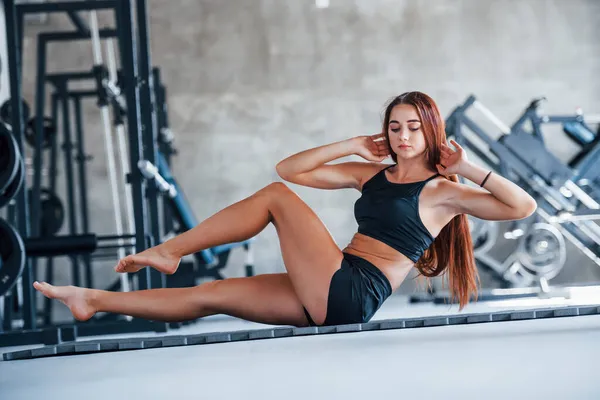 Joven Chica Fitness Ropa Deportiva Negra Haciendo Ejercicios Yoga Gimnasio — Foto de Stock