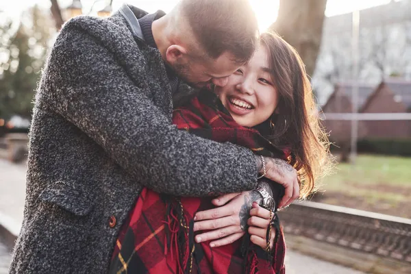 Hermosa Luz Del Sol Feliz Pareja Multirracial Aire Libre Ciudad — Foto de Stock