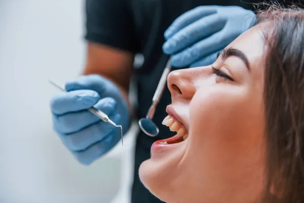 Nahaufnahme Von Jungen Erwachsenen Frauen Die Einen Besuch Der Zahnarztpraxis — Stockfoto