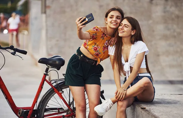 Haciendo Una Selfie Dos Mujeres Jóvenes Con Bicicleta Pasar Buen — Foto de Stock