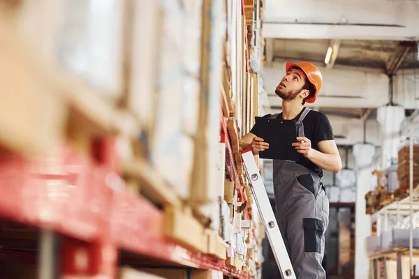 Opslagwerker Staat Ladder Uniform Notitieblok Handen Controleert Productie — Stockfoto