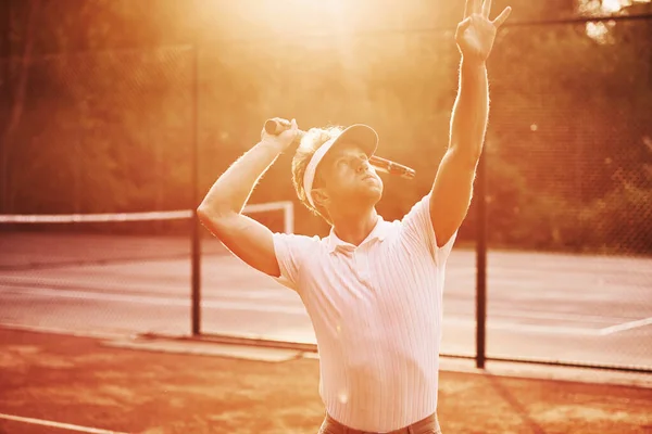 Iluminado Por Luz Del Sol Jugador Tenis Joven Ropa Deportiva — Foto de Stock