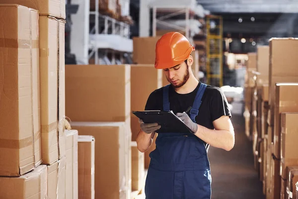 Trabalhador Armazenamento Uniforme Bloco Notas Mãos Verifica Produção — Fotografia de Stock