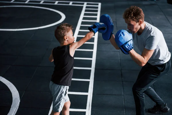 年轻的教练在体育馆教小朋友拳击 — 图库照片