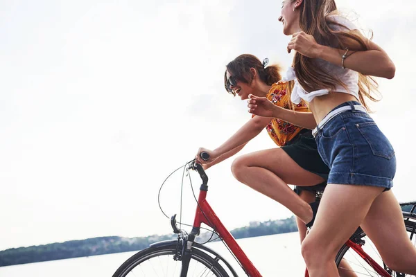 Deux Amies Sur Vélo Amusent Plage Près Lac — Photo