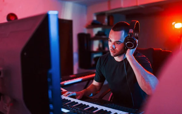 Profesyonel Ses Mühendisi Stüdyoda Müzik Yapıyor — Stok fotoğraf