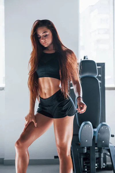 Posando Para Cámara Joven Mujer Fitness Con Tipo Delgado Cuerpo —  Fotos de Stock