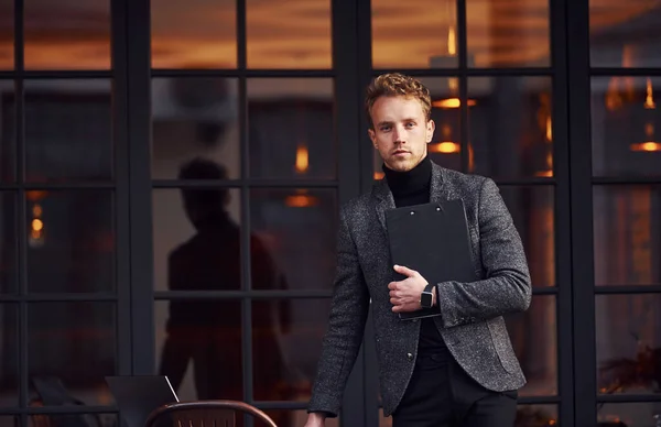 Hombre Ropa Formal Elegante Fuera Contra Edificio Moderno —  Fotos de Stock