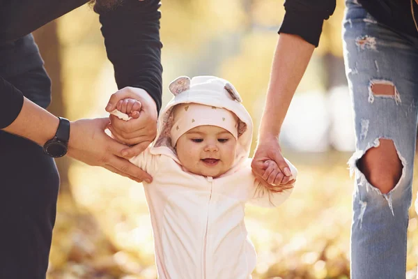 Blisko Widoku Wesoła Rodzina Bawiąca Się Razem Dzieckiem Pięknym Jesiennym — Zdjęcie stockowe