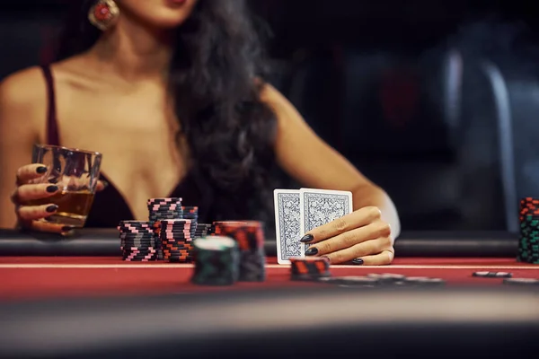 Mujer Ropa Elegante Sienta Cassino Por Mesa Juega Poker Juego — Foto de Stock