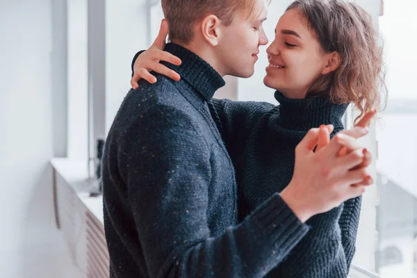 Jeune Couple Mignon Embrassant Intérieur Près Fenêtre — Photo