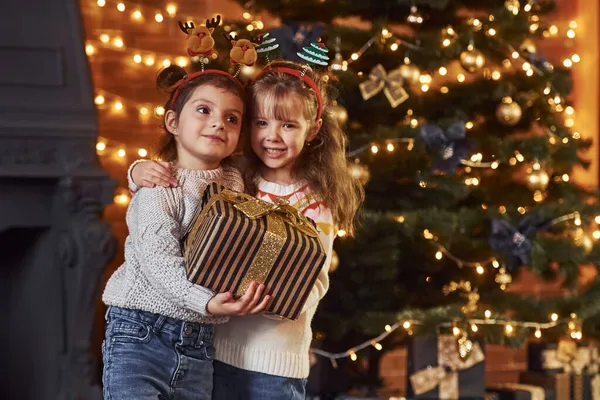 Две Маленькие Девочки Веселятся Рождественской Украшенной Комнате Подарочными Коробками — стоковое фото