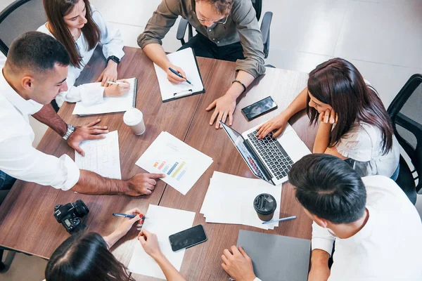 Top Zicht Van Jonge Zakenmensen Die Samenwerken Met Documenten Laptop — Stockfoto