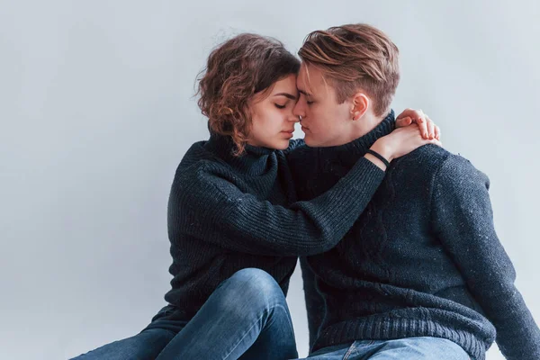 Bonito Jovem Casal Abraçando Uns Aos Outros Dentro Casa Estúdio — Fotografia de Stock