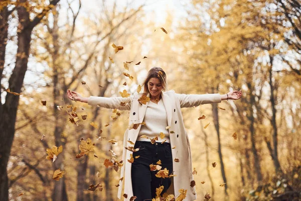 Divertindo Com Folhas Retrato Jovem Morena Que Está Floresta Outono — Fotografia de Stock