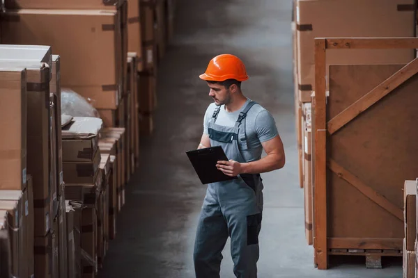 Opslagwerker Uniform Notitieblok Handen Controleert Productie — Stockfoto