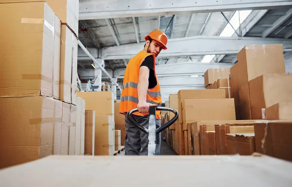 Jonge Mannelijke Werknemer Uniform Het Magazijn Duwen Pallet Truck — Stockfoto