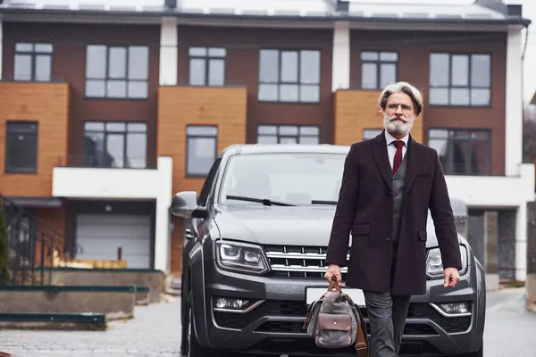 Hombre Mayor Moda Con Pelo Gris Barba Caminando Aire Libre — Foto de Stock