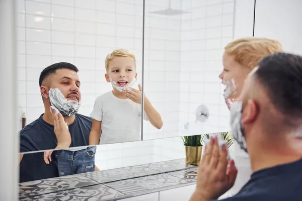 Πατέρας Γιο Του Είναι Στο Μπάνιο Διασκεδάστε Χρήση Ξυρίσματος Τζελ — Φωτογραφία Αρχείου