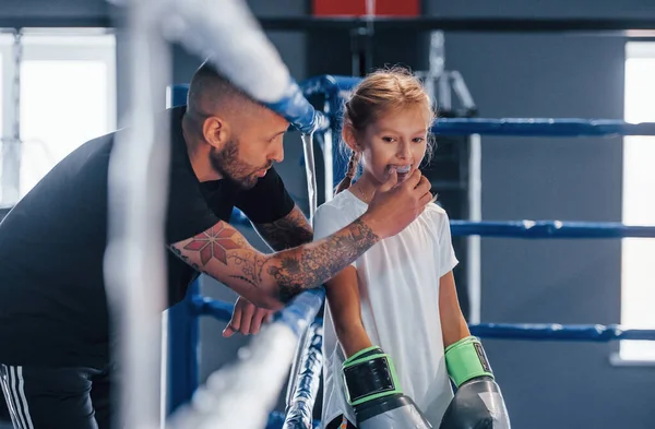 Ringue Boxe Jovem Tatuado Treinador Boxe Ensina Linda Menina Ginásio — Fotografia de Stock