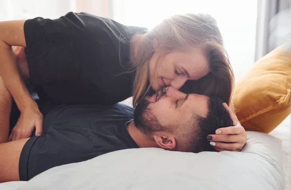 Jovem Casal Beijando Uns Aos Outros Quarto Durante Dia — Fotografia de Stock
