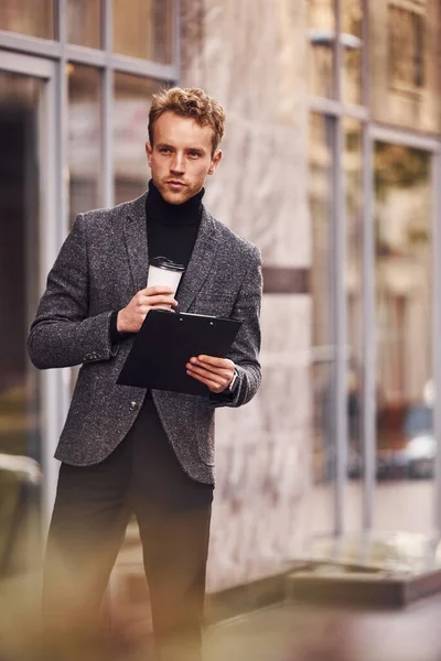 Hombre Ropa Formal Elegante Con Taza Bebida Bloc Notas Las —  Fotos de Stock