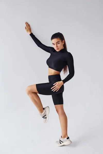 Siyah Elbiseli Sporcu Bir Kadın Beyaz Arka Plana Karşı Stüdyoda — Stok fotoğraf