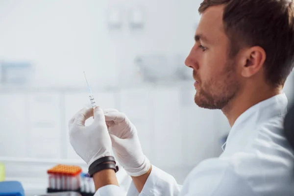 Médico Masculino Con Jeringa Está Preparando Para Toma Muestras Sangre — Foto de Stock