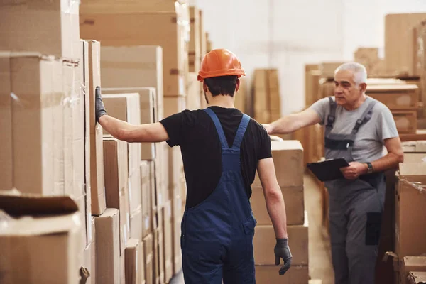 Young Senior Storage Workers Uniform Works Together Warehouse — Stockfoto