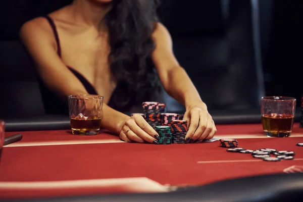 Femme Vêtements Élégants Trouve Cassino Par Table Joue Poker — Photo