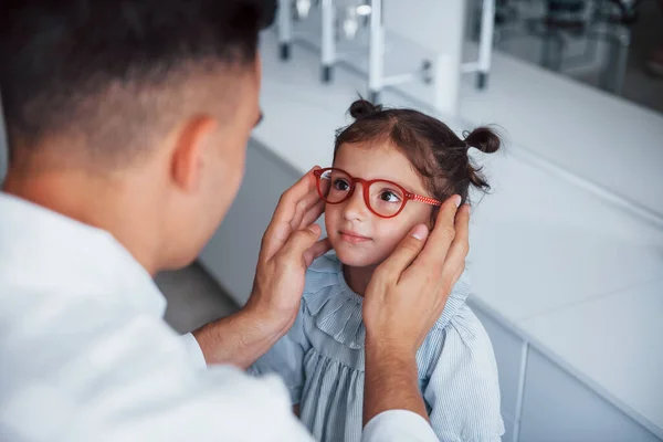 Joven Pediatra Con Abrigo Blanco Ayuda Conseguir Nuevas Gafas Para — Foto de Stock