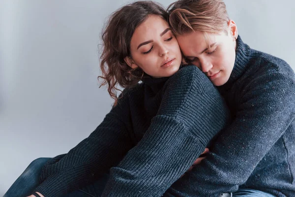 Pasangan Muda Yang Manis Saling Merangkul Dalam Ruangan Studio — Stok Foto