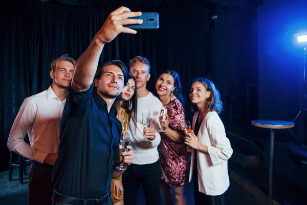 Prend Selfie Groupe Amis Joyeux Célébrant Nouvel Intérieur Avec Des — Photo