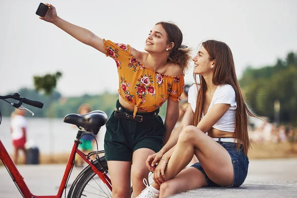 Making Selfie Two Young Women Bike Have Good Time Park — Stock Photo, Image