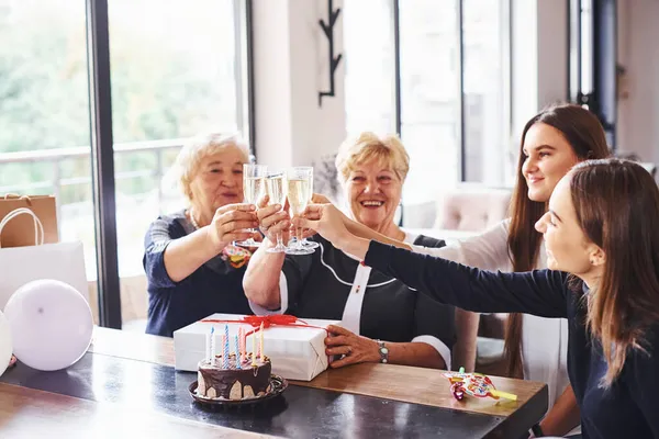 Bater Aos Copos Mulher Sênior Com Família Amigos Comemorando Aniversário — Fotografia de Stock