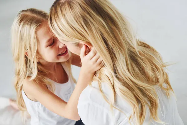 Mãe Com Sua Filha Juntos Estúdio Com Fundo Branco — Fotografia de Stock