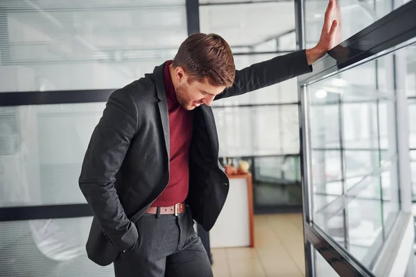 Joven Hombre Negocios Cansado Traje Lujo Ropa Formal Está Interior —  Fotos de Stock