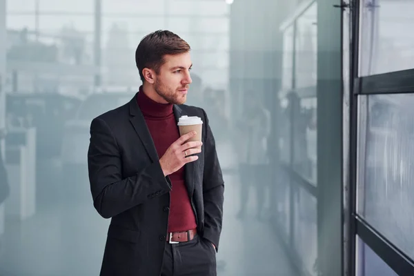 Joven Hombre Negocios Traje Lujo Ropa Formal Wth Taza Bebida —  Fotos de Stock