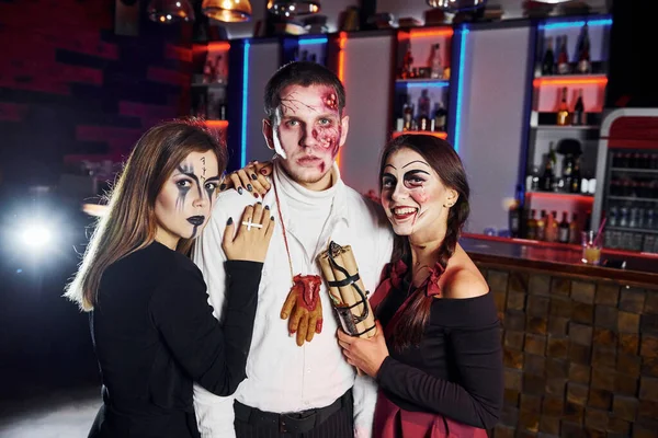 Amigos Está Festa Halloween Temática Maquiagem Assustadora Trajes — Fotografia de Stock