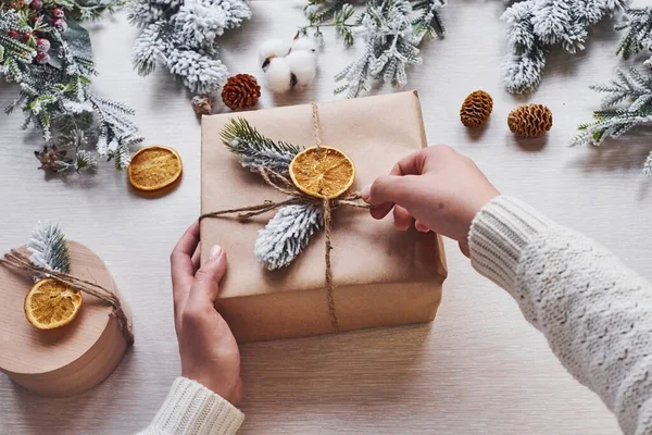 Menina Fazendo Caixa Presente Vista Superior Quadro Festivo Natal Com — Fotografia de Stock