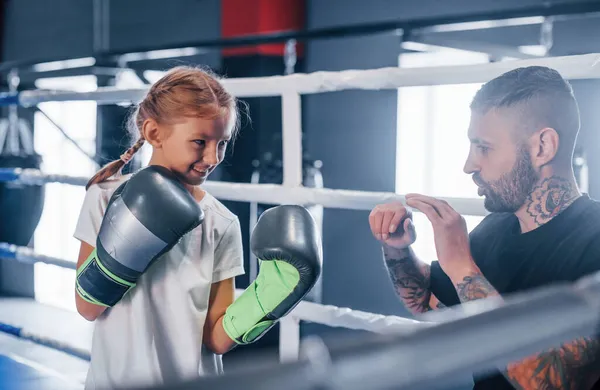 Luchando Unos Con Otros Ring Boxeo Joven Entrenador Boxeo Tatuado —  Fotos de Stock