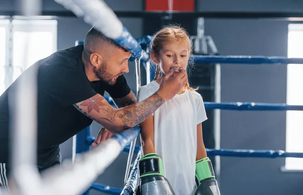 Ringue Boxe Jovem Tatuado Treinador Boxe Ensina Linda Menina Ginásio — Fotografia de Stock