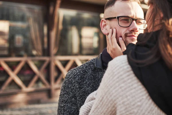 Speels Mooi Multiraciaal Koppel Samen Buiten Stad Aziatisch Meisje Met — Stockfoto