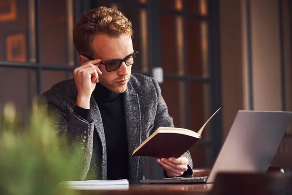 Elegante Giovane Ragazzo Abito Formale Siede Caffè Con Suo Computer — Foto Stock