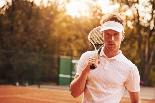 Prachtig Zonlicht Jonge Tennisser Sportieve Kleding Het Veld Buiten — Stockfoto