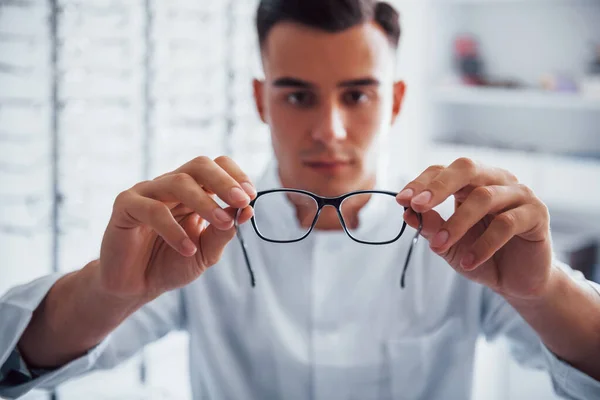 Foto Focada Novos Óculos Que Mantém Pelo Jovem Oculista Dentro — Fotografia de Stock